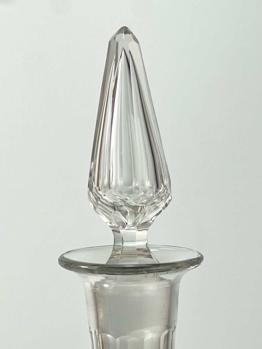 Caraffe: Glas Karaffe mit einem spitzen Stopfen ca 37 cm Höhe – Usato da Zürich venduto da Arche_Brockenhaus 3
