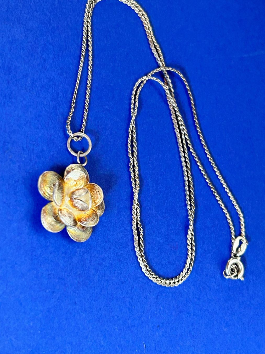 Ciondoli: Trachtenblume klein mit silberkette – Usato da Laufen venduto da Bellebellezza 3