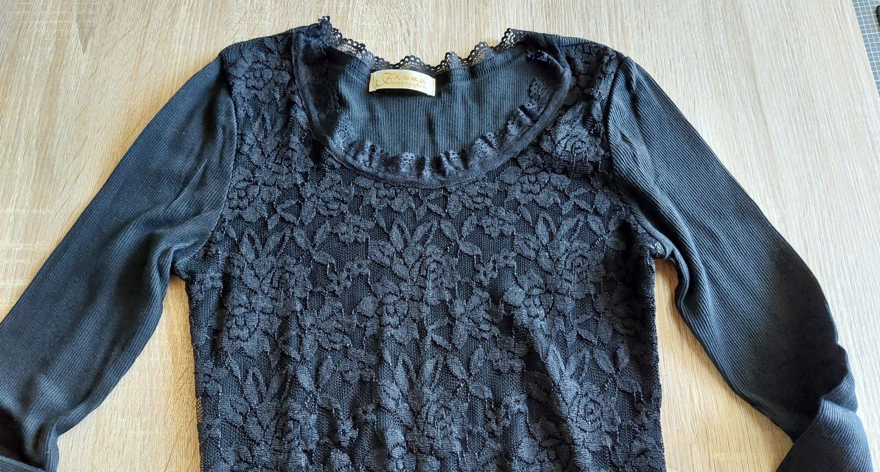 T-shirt: Schwarzes, elegantes Langarmshirt mit Spitze, Grösse S – Usato da Zollikofen venduto da Blackie 3