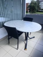 Schöner Balkontisch mit 2 Stühlen für Sommerabende!