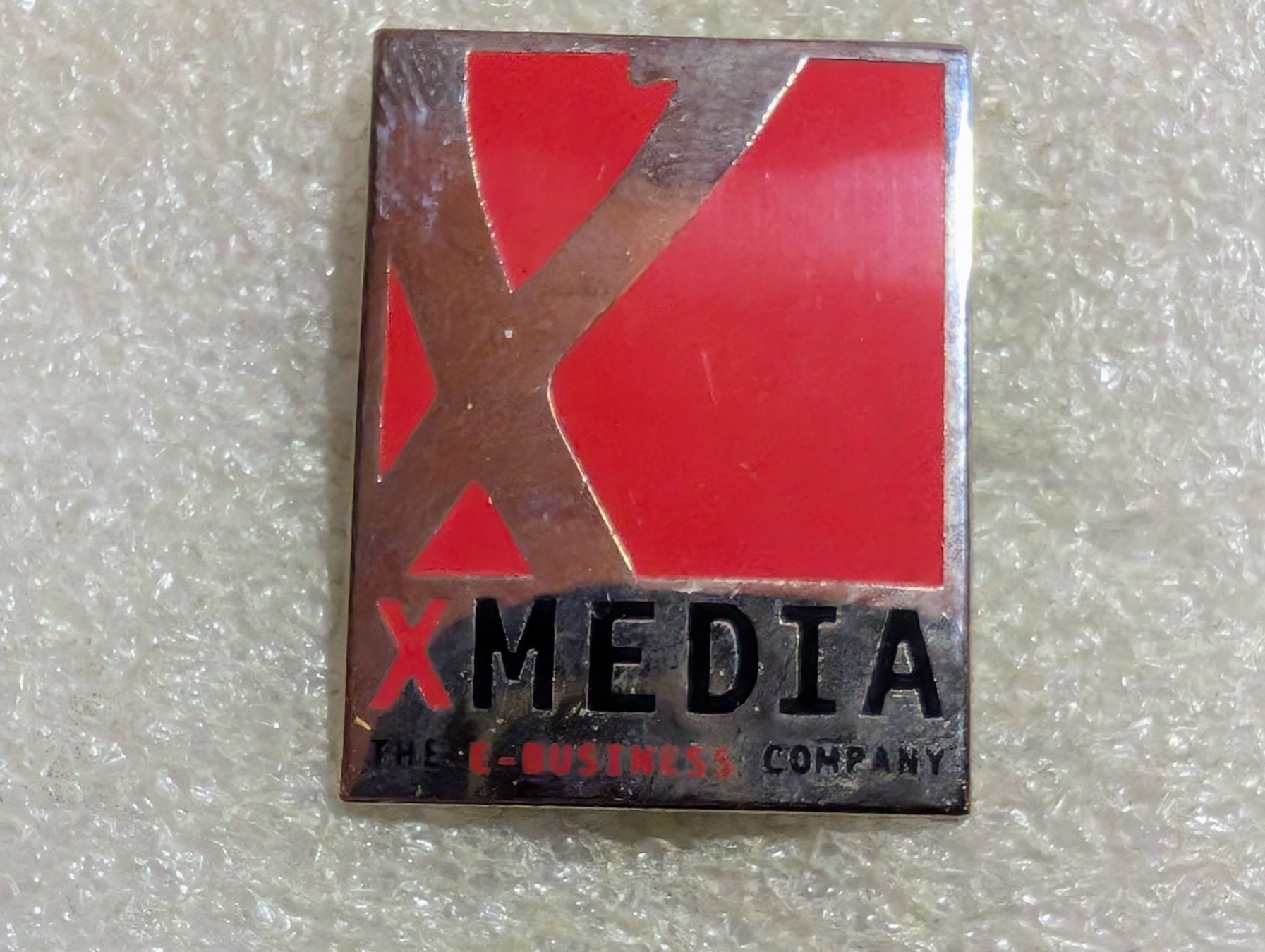 Plaketten & Abzeichen: Ansteckpin 211: XMedia – Gebraucht aus Oppligen von Pin-Fall-Shop