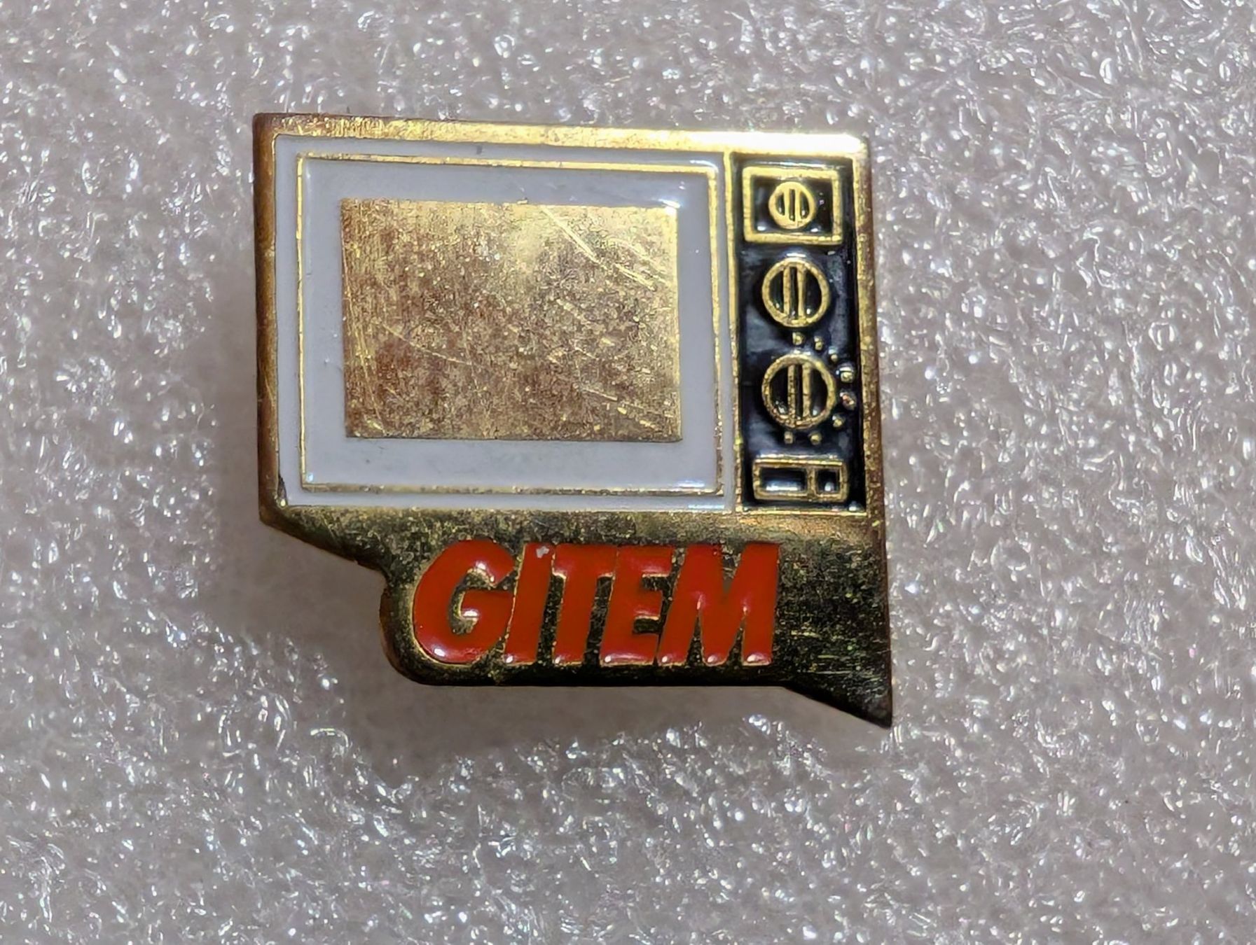 Plaketten & Abzeichen: Ansteckpin 303: Gitem – Gebraucht aus Oppligen von Pin-Fall-Shop