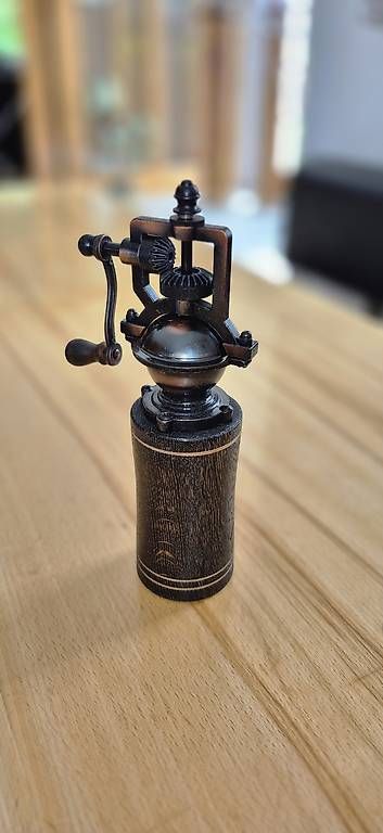 Küchengeräte: Pfeffermühle-Antik – Gebraucht aus Gamprin von Holzkunst.