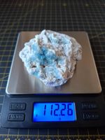 Ein Mineral mit blauen Kristallen