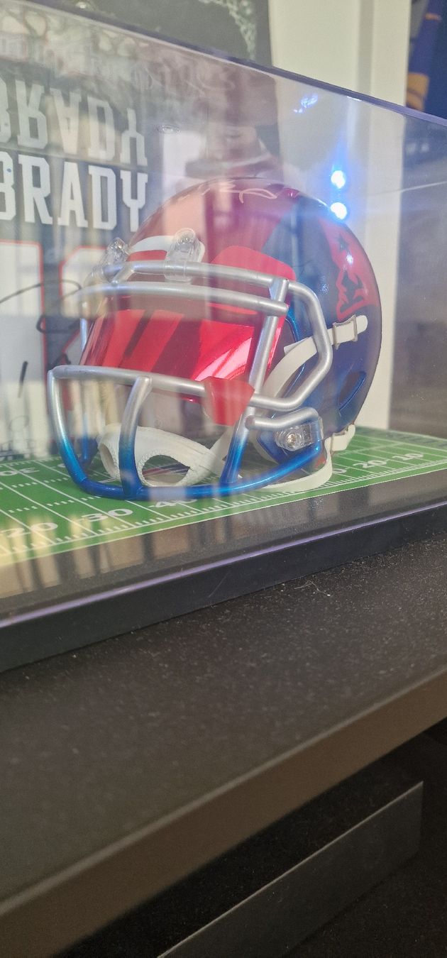 NFL Antike Kleidung: Tom Brady The Goat handpainted mini Helm mit Vitrine – Neu (gemäss Beschreibung) aus Bremgarten AG von Odin85 3
