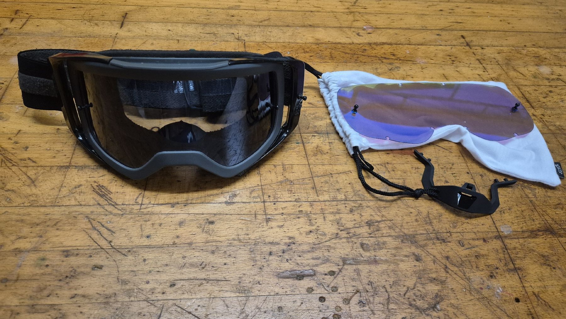 Fox Brillen & Gläser: Fox Airspace Mtb goggle – Gebraucht aus Bönigen von liv_8fpx