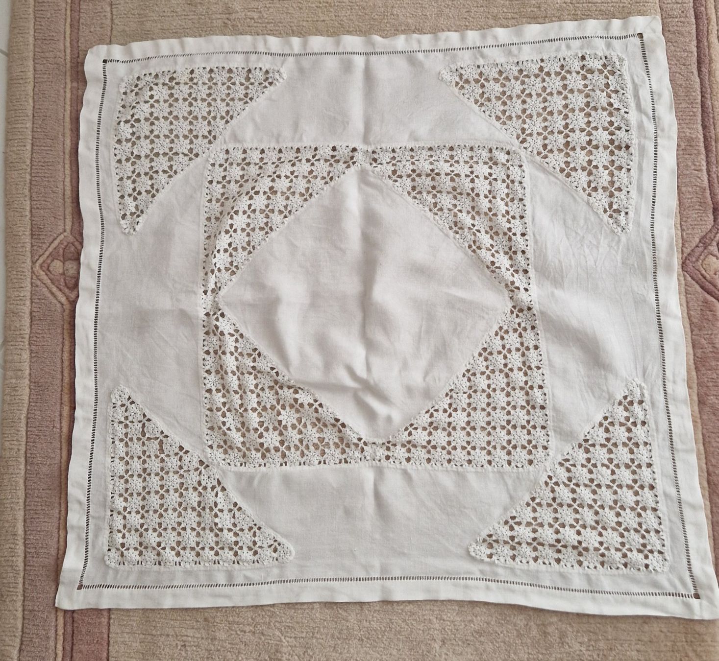 Altra biancheria da tavola: Wunderbare Tischdecke ca. 90 x 94 cm Handarbeit – Usato da Rütihof venduto da Teddy1985 2
