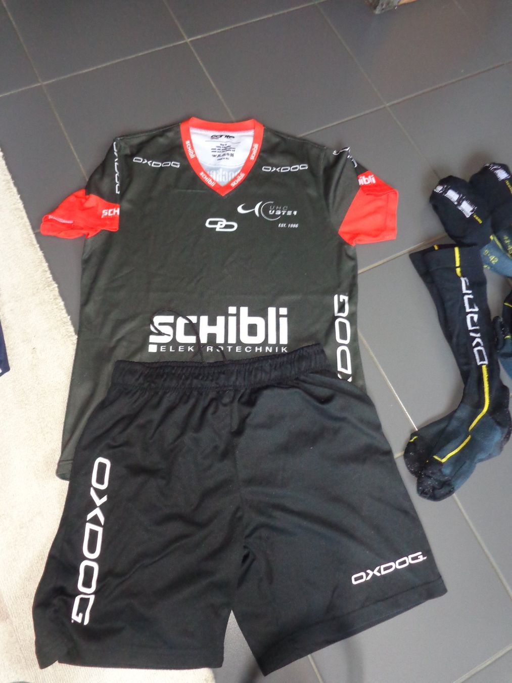Lotti & Set di vestiti: Unihockeytrainings Kleider – Usato da Greifensee venduto da Toggi11 1