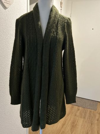 Lange Strickjacke olivgrüne von bpc selection Gr. 40/42