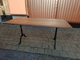 Beizentisch aus Nussbaumholz mit Horgen Gussfüsse