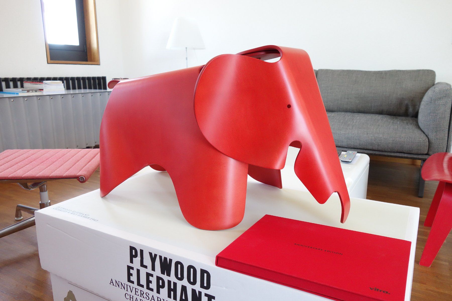 Vitra Statuette: Vitra Eames Plywood Elephant 2007 Anniversary Edition Red – Usato da St. Gallen venduto da 8201