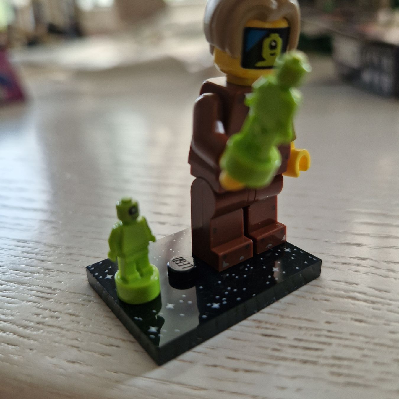 Lego Figuren: Lego Minifigur Serie 26 Alienjäger 71046 – Gebraucht aus Birmenstorf AG von Sonderbund 2
