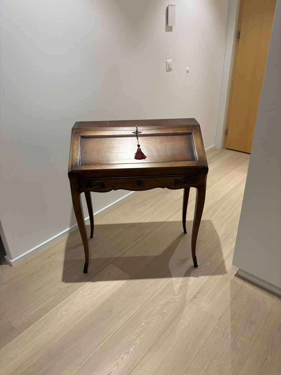 Scrivanie: Petit secrétaire de style – Usato da Neuchâtel venduto da Lucas.500