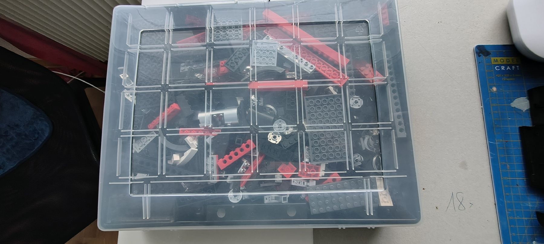 Kit di costruzioni: Klemmbausteineschwarz rot in Sortierbox gebraucht – Usato da Langnau i. E. venduto da m.du 5