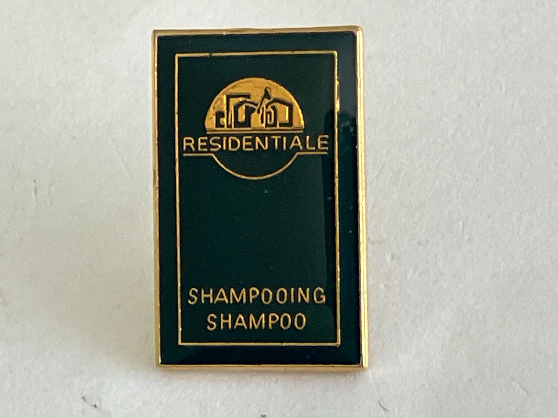 Placchette & Badge: 1 Pin Residentiale Shampoo – Usato da Basel venduto da djwwpp