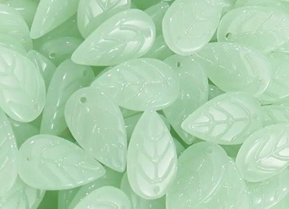 Perle (finte): Glasperlen mint Blätterform, 25 Stück – Nuovo e nell'imballaggio originale da Geneve venduto da vane267