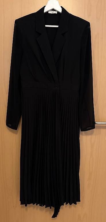 Sandro Vestiti: Sandro Kleid schwarz FR38 wie Neu – Nuovo (secondo la descrizione) da Luzern venduto da One0911 1