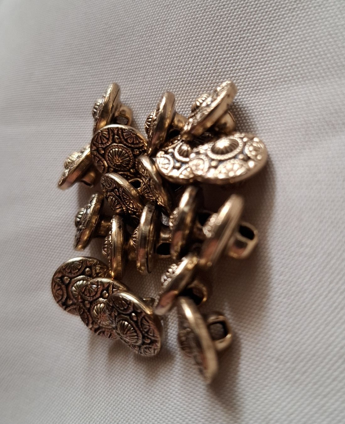 Bottoni: 19 Knöpfe, Barock Muster, 11 mm. – Usato da Dietikon venduto da Hirschkopf 5