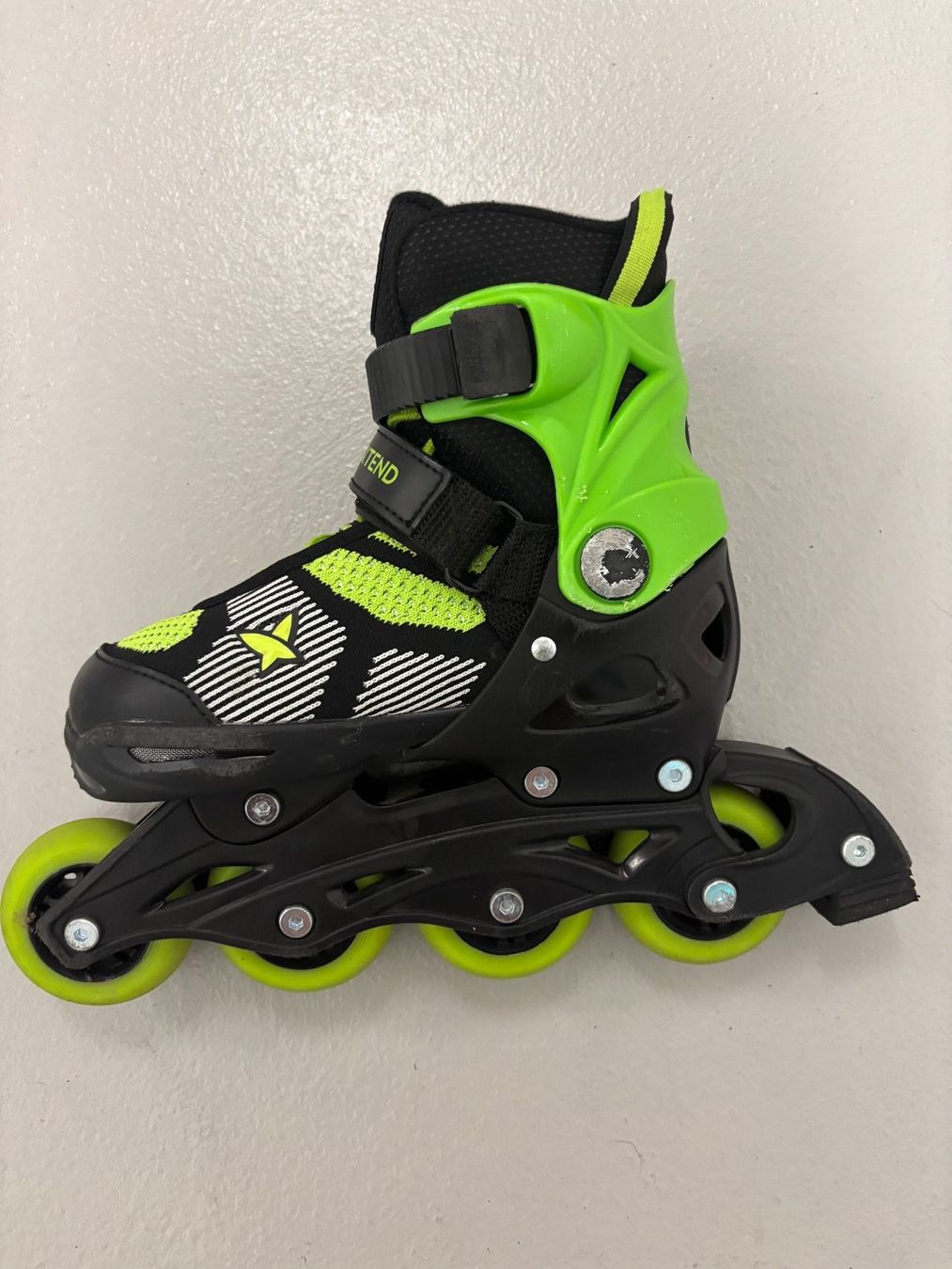 Patins à roul. & inline: Inline Skates Kinder mit Protektoren-Set – D'occasion à Hettlingen par harley4ever 4