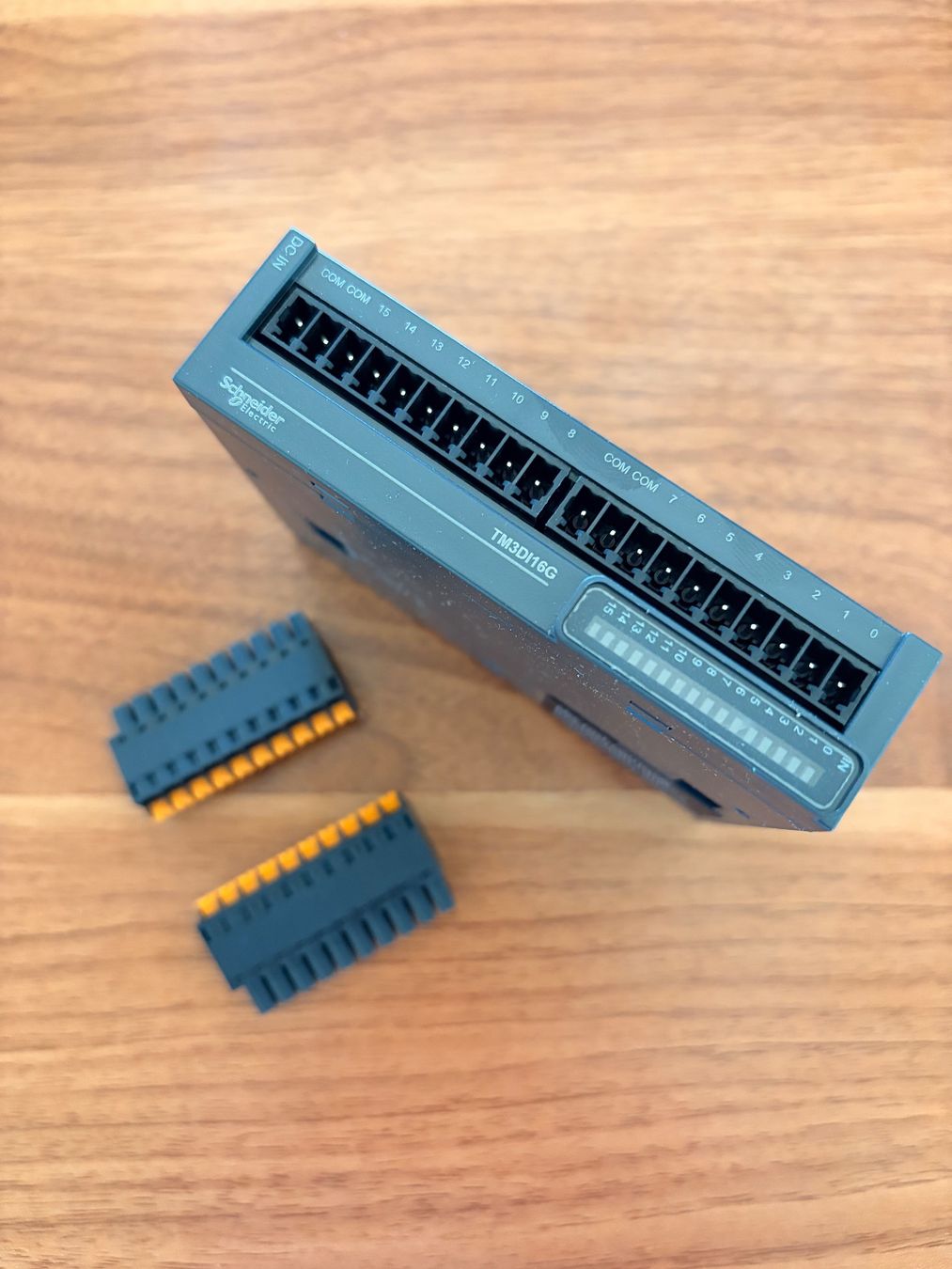 Schneider Componenti elettronici: SPS Eingabemodul 16 Digital 24V – Nuovo e nell'imballaggio originale da Oberschrot venduto da sentinel.88 1