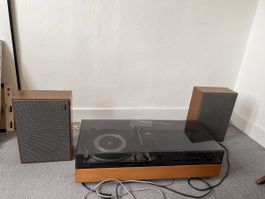 WEGA Plattenspieler und Lautsprecher (2)