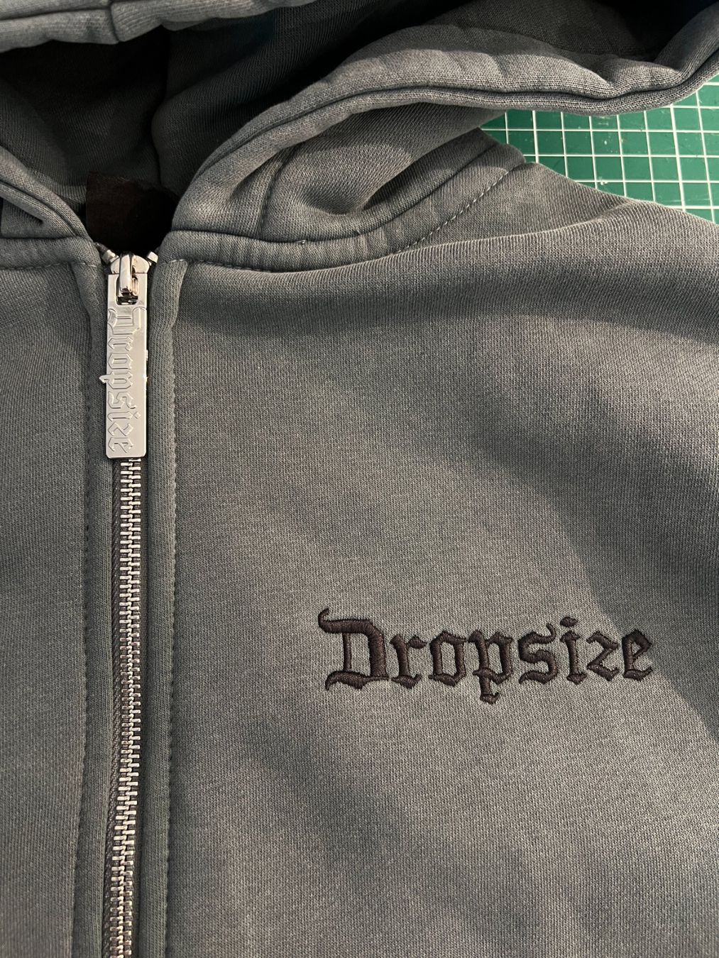 Pullover & Sweatshirts: Dropsize Kapuzenpullover mit Reissverschluss Grau Grösse M – Gebraucht aus Bern von mehrlean 1