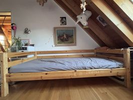 Halbhoch-/ Jugendbett aus Kiefernholz massiv mit Lattenrost