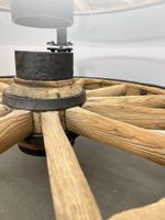 Wagenrad Tisch mit Glasplatte und Hufeisen