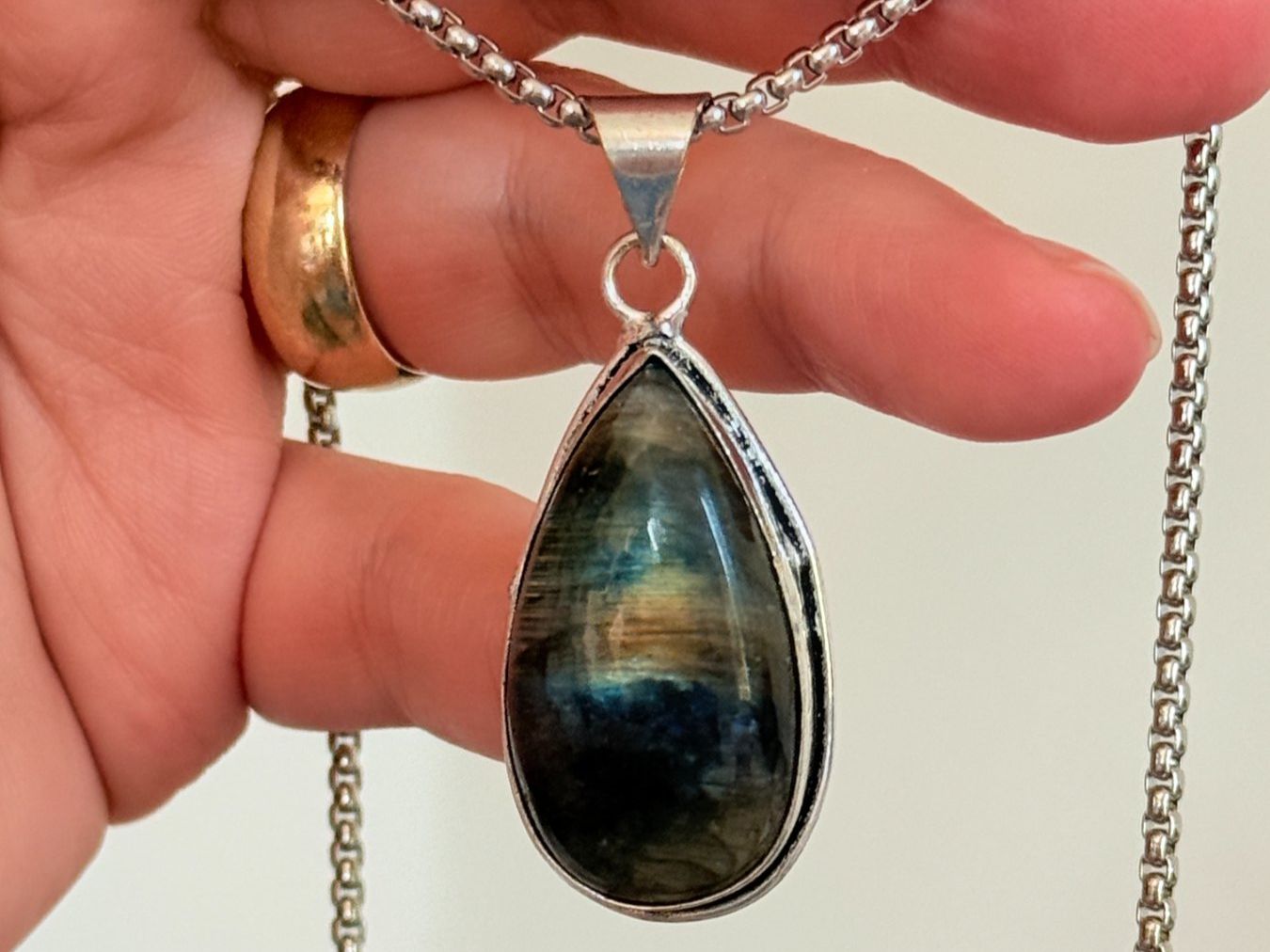 Ketten: Labradorite necklace – Neu und originalverpackt aus Genève von AGBERG