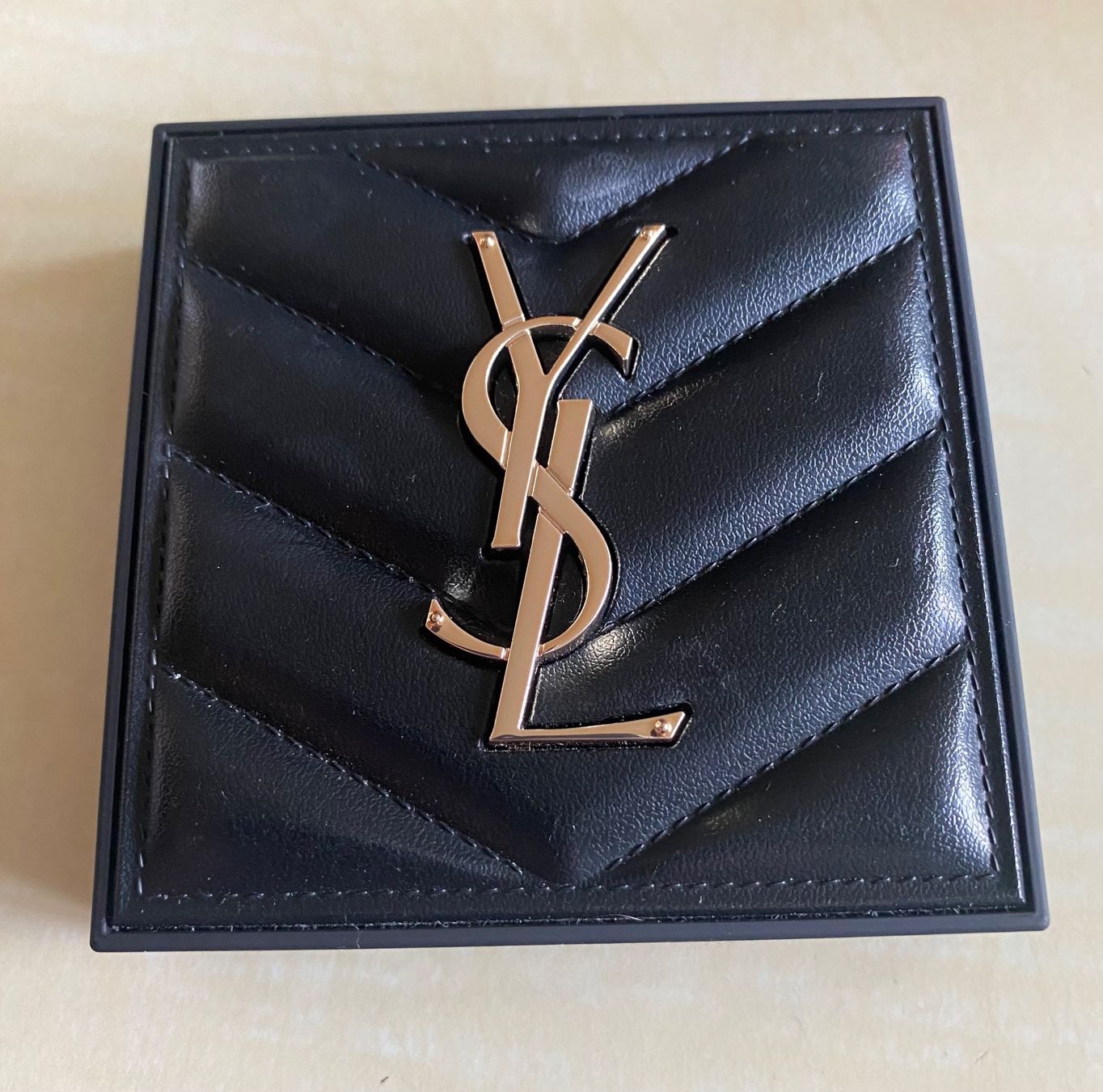 Make-up: Yves Saint Laurent poudre compacte 03 All hours hyper finish – Nuovo (secondo la descrizione) da Gümligen venduto da Xochitl