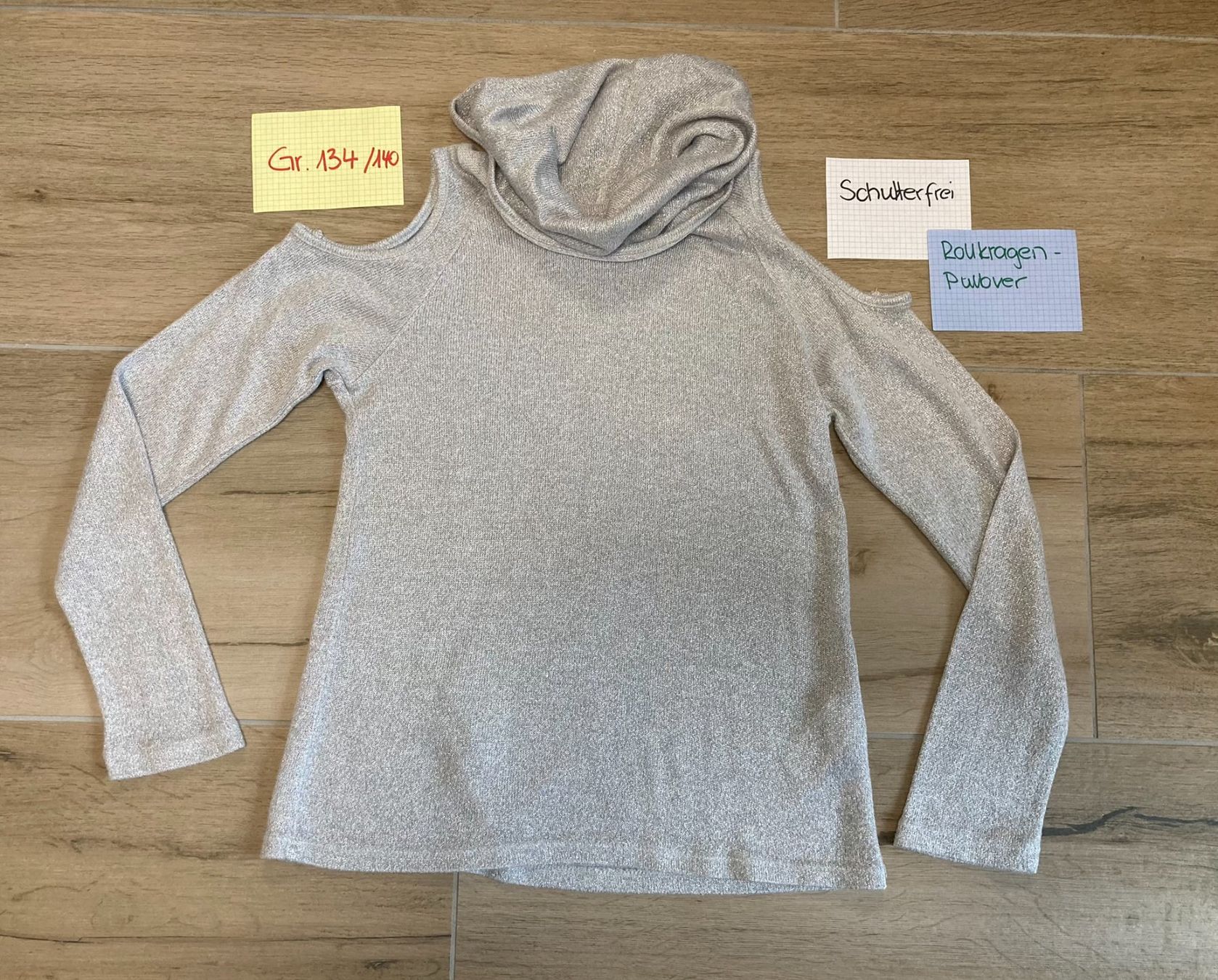 Pullover & Sweatshirts: Mädchen Rollkragen-Pullover Gr. 134/140, Schulterfrei silber – Gebraucht aus Zuzwil SG von Zaubertipps