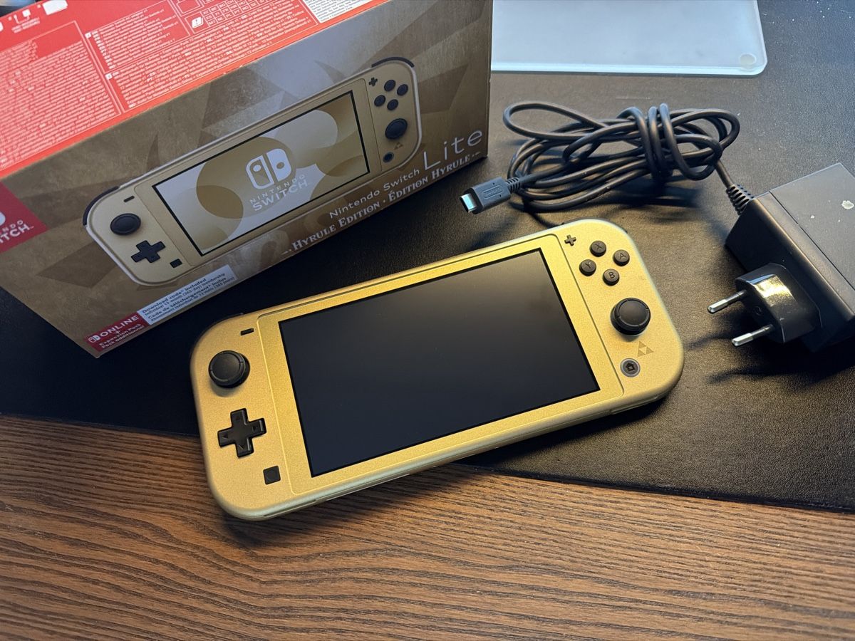 Nintendo Consoles: Nintendo Switch Lite Edition Hyrule Zelda Or – D'occasion à Genève par PickyGoose