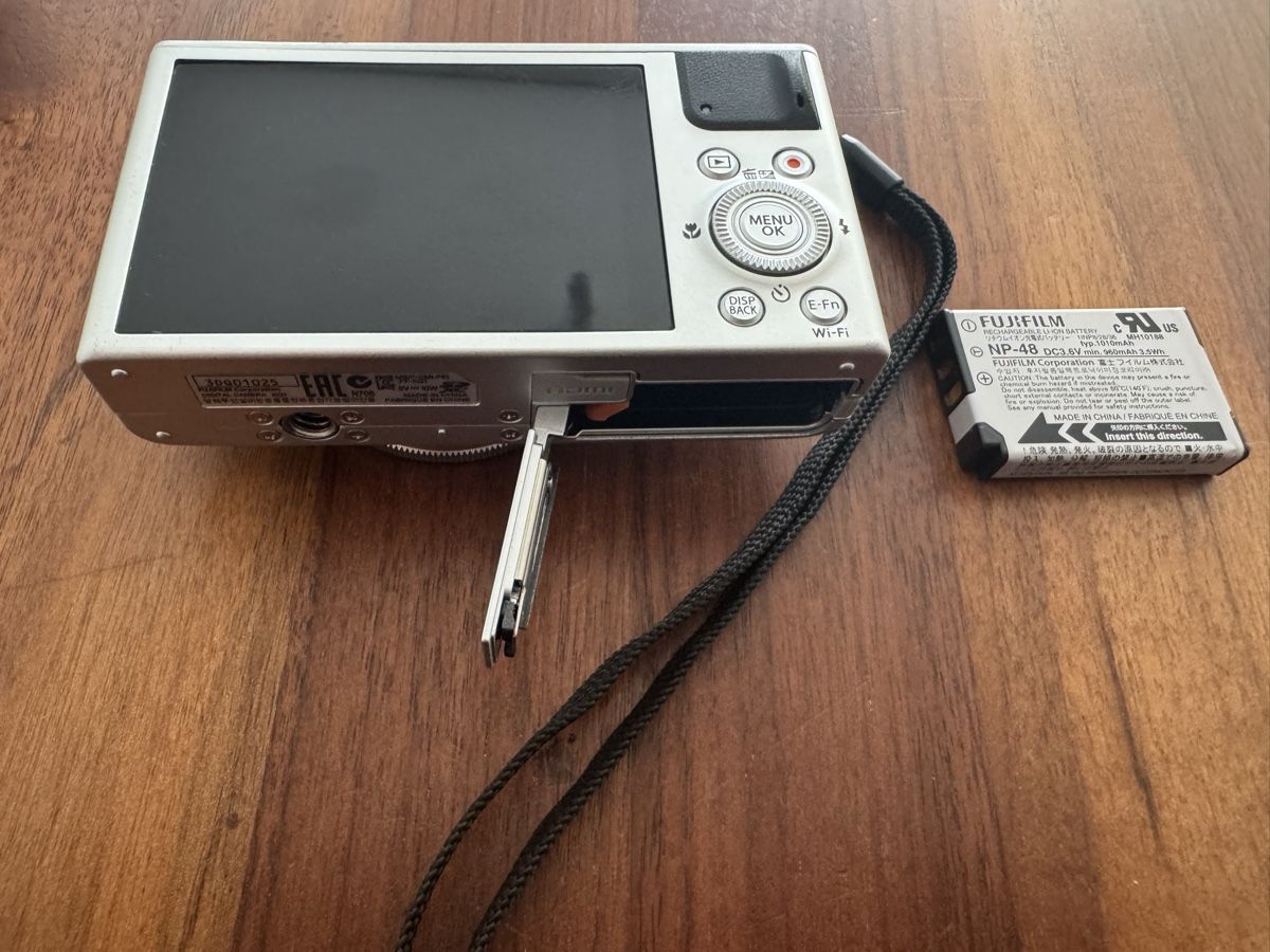 Fujifilm Fotocamera: Fujifilm XQ1 Digitalkamera Silber  – Usato da Sursee venduto da TeamBully 3
