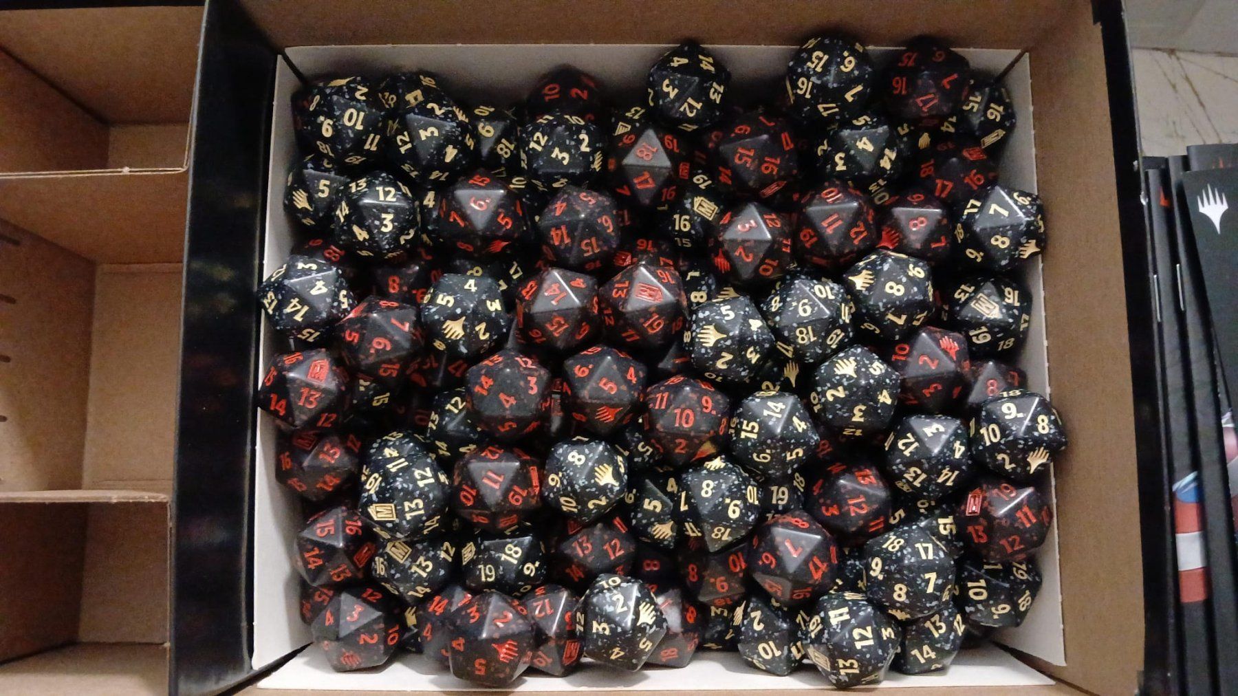 Magic The Gathering Cartes à collectionner: Magic MTG 176 x Marvel Dices D20 Faces Board Games Dadi – Neuf avec emballage d'origine à Balerna par 2E-Trading