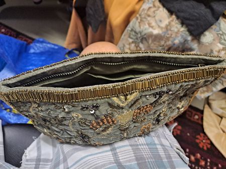 Handtasche mit Stickerei und Perlen, gebraucht