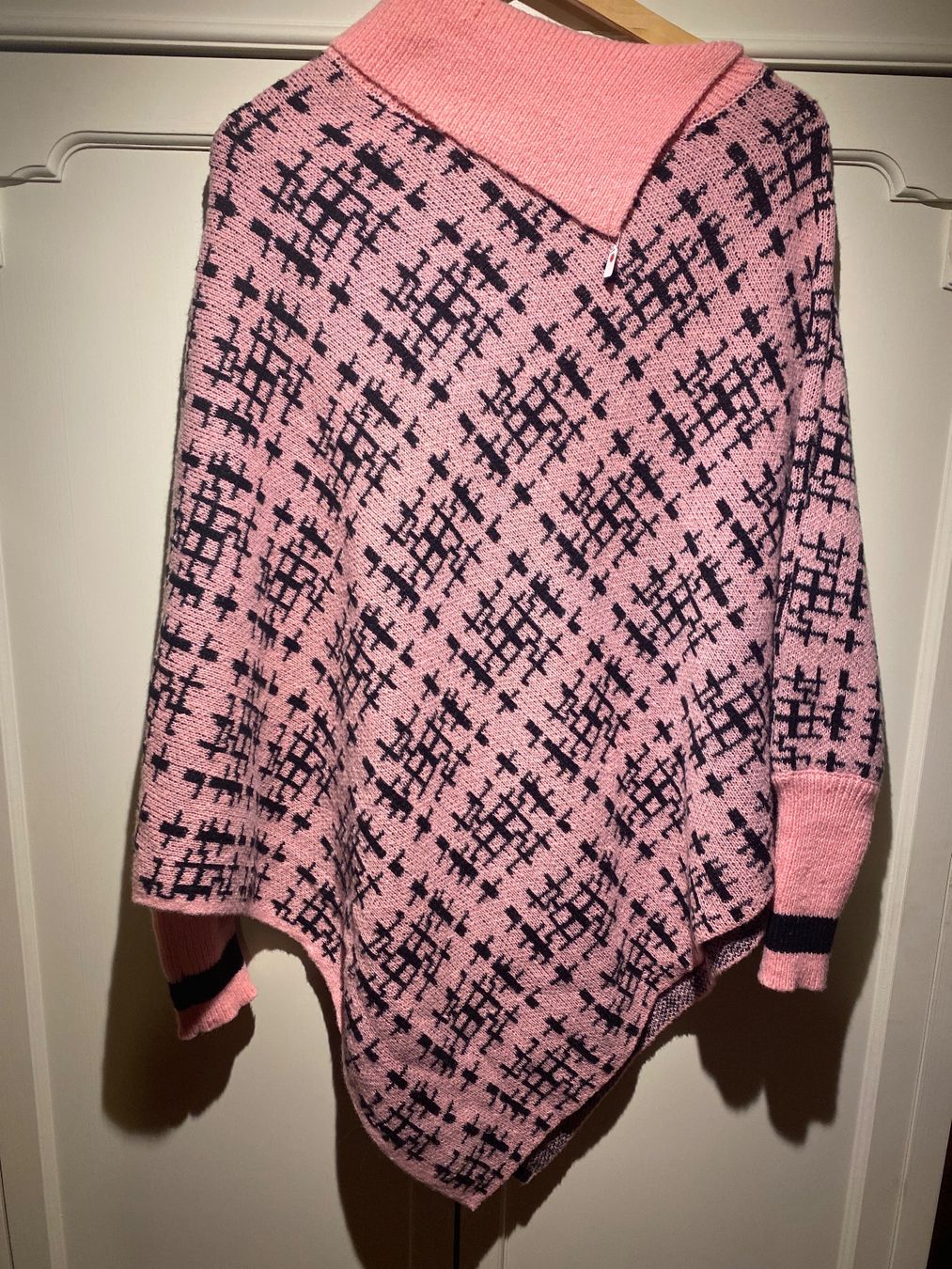 Maglioni & Felpe: %DAMEN PONCHO ROSA-SCHWARZ% – Nuovo (secondo la descrizione) da Meienried venduto da ManuelaBoutique 1