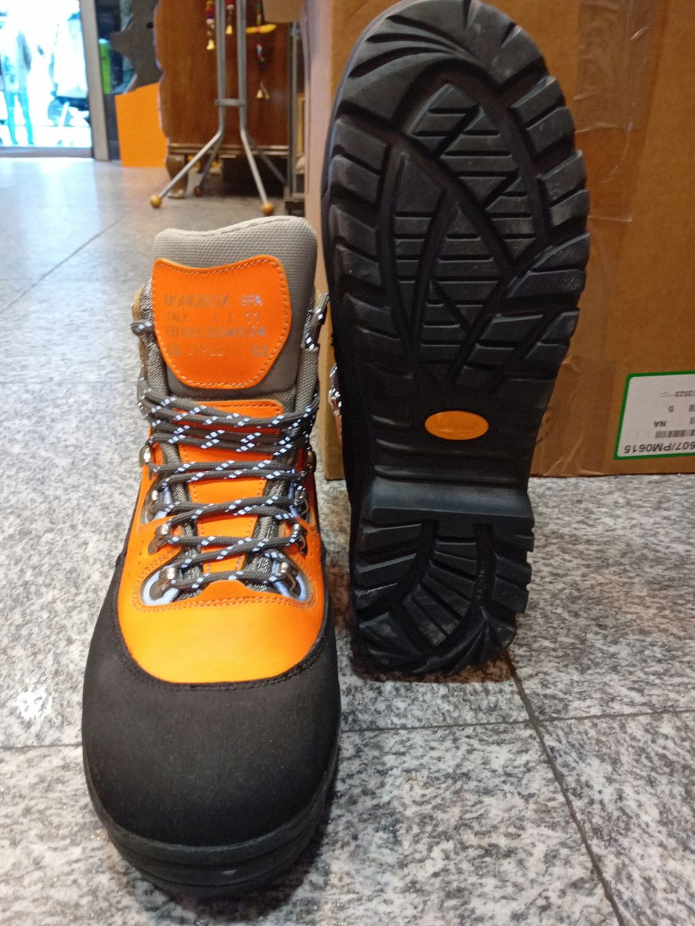 Scarpe da uomo: BORMIO scarpone antinfortunistica 43 – Usato da Biasca venduto da Old_6blh 1