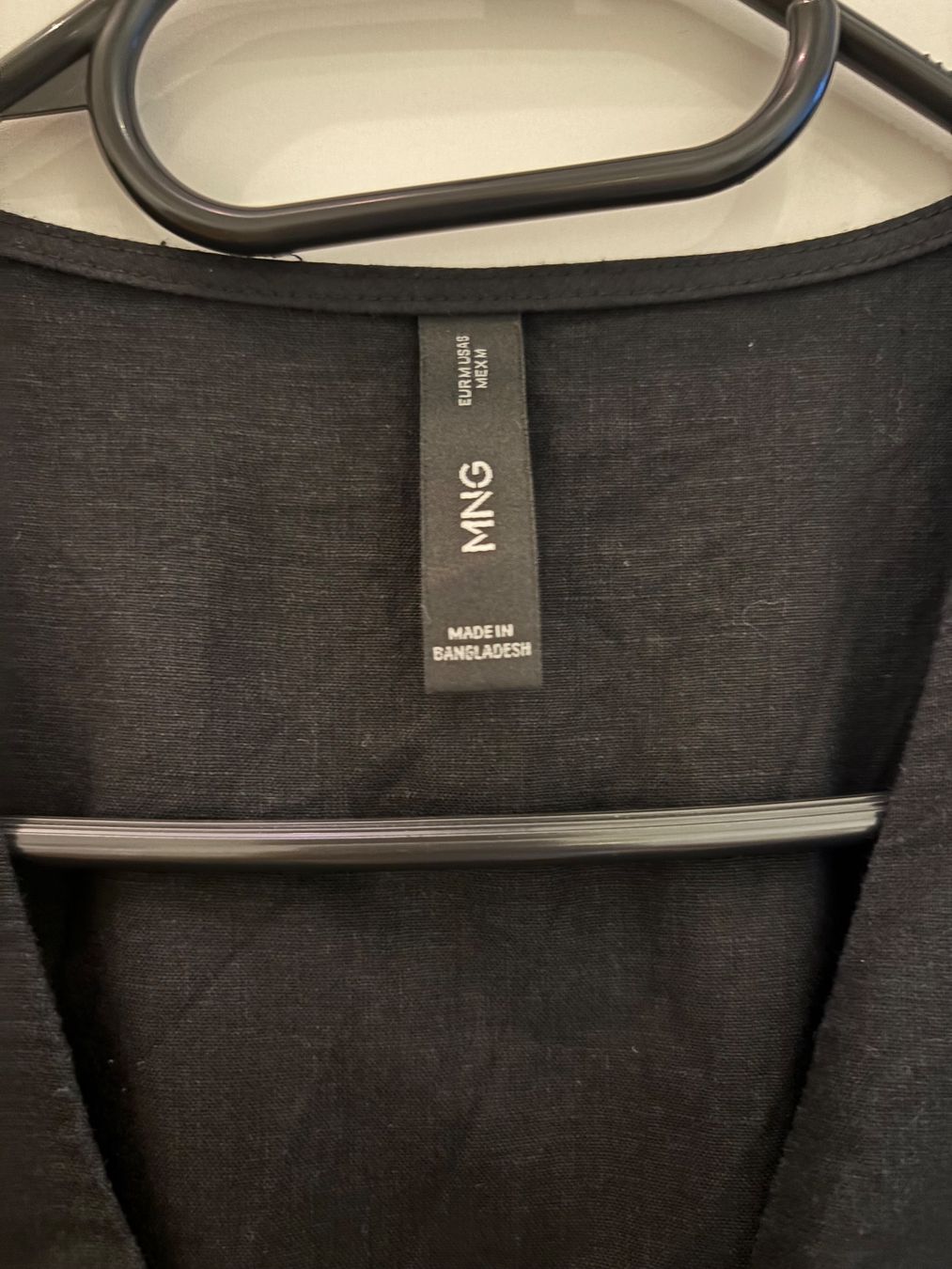 Mango Robes: Schwarzes langes Leinenkleid mit Knöpfen – D'occasion à Zürich par hue_82qd 1