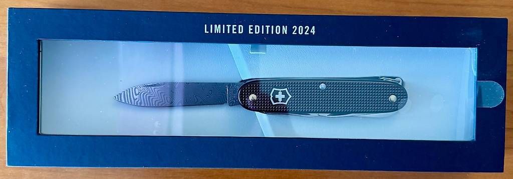 Victorinox Coltelli tascabile: Couteau Victorinox  Damast 2024 – Nuovo e nell'imballaggio originale da Hauterive NE venduto da hy644g 1