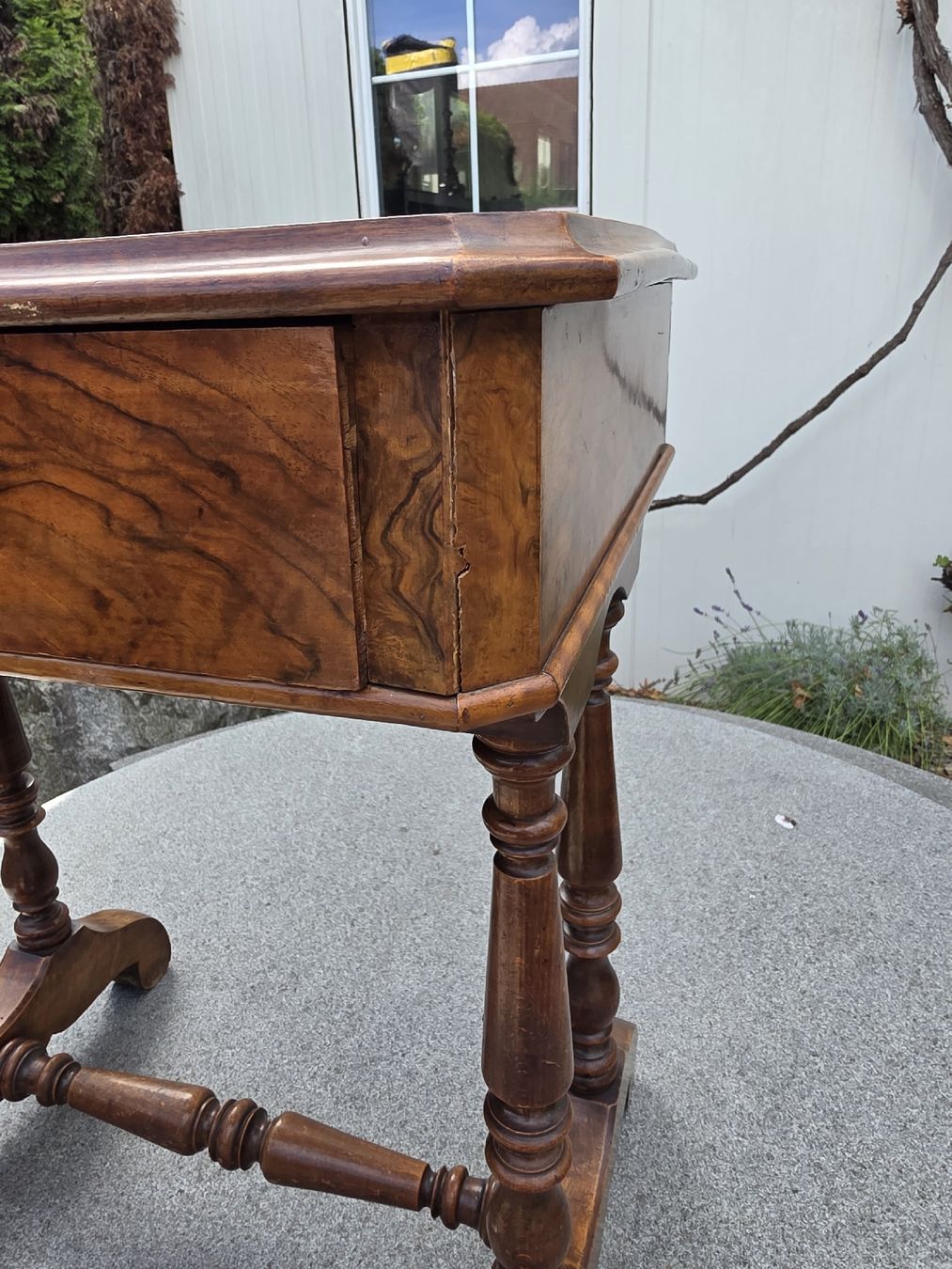 Comodini: Antik Näh oder Nachttisch Nussbaum mit Schublade – Difettoso da Alberswil venduto da mario889 6