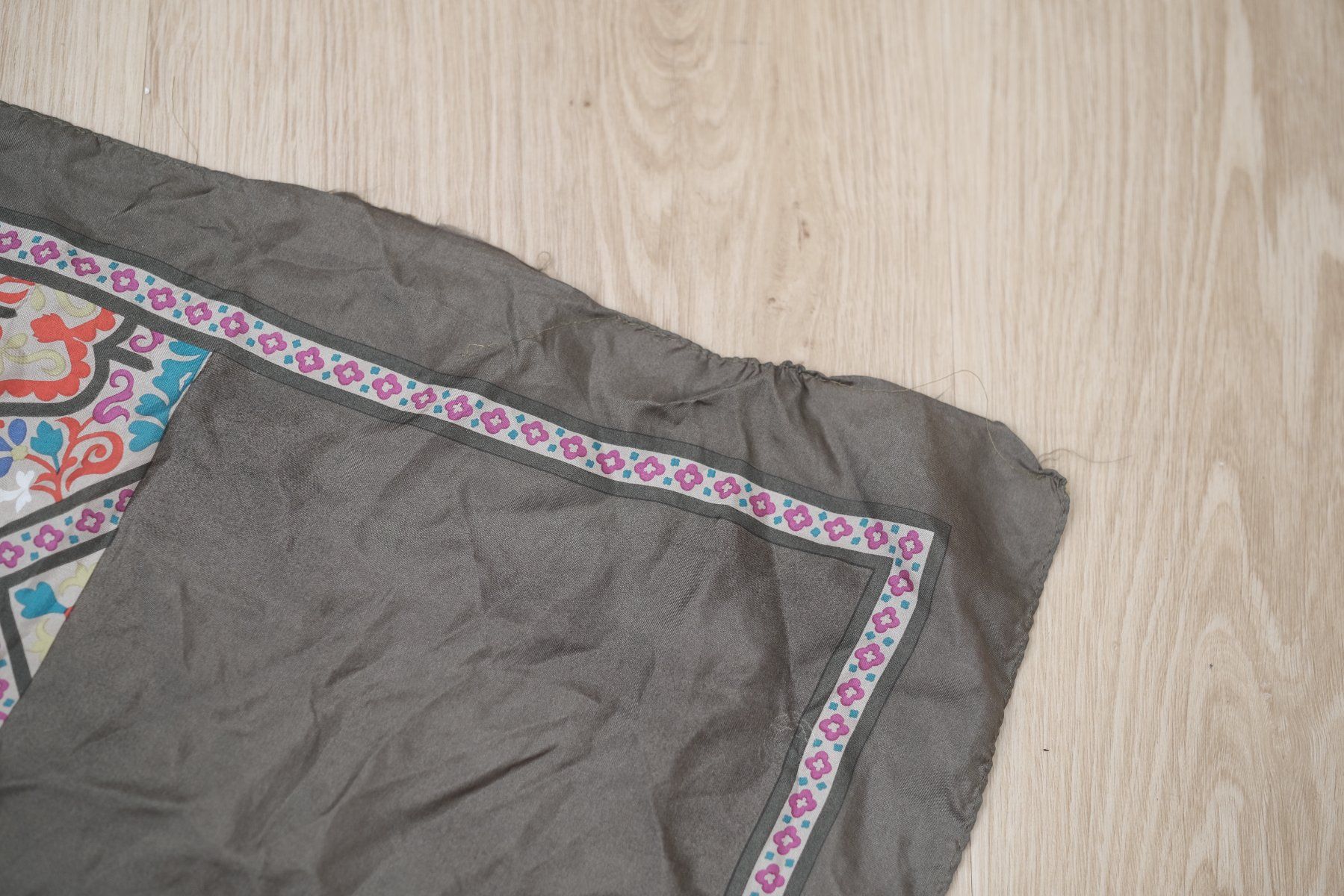 Foulard & Sciarpe: Grosses schönes Seidenfoulard – Usato da Basel venduto da Bluemoewe 4