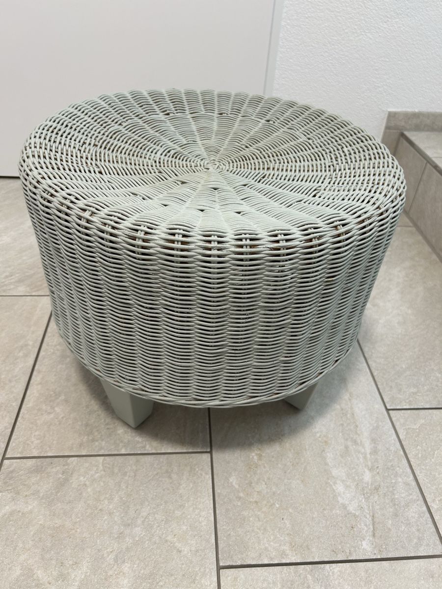 Hocker: Rattan Hocker rund  grau gestrichen rund 50,  H 39 – Gebraucht aus Zug von Gibbi80
