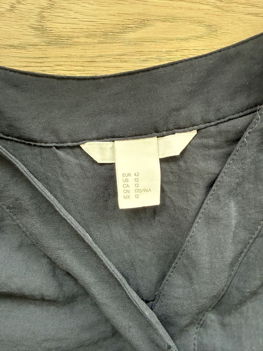 H&M Blusen: Blouse Taille 42 noire, État neuf – Gebraucht aus Zürich von Irassa 2