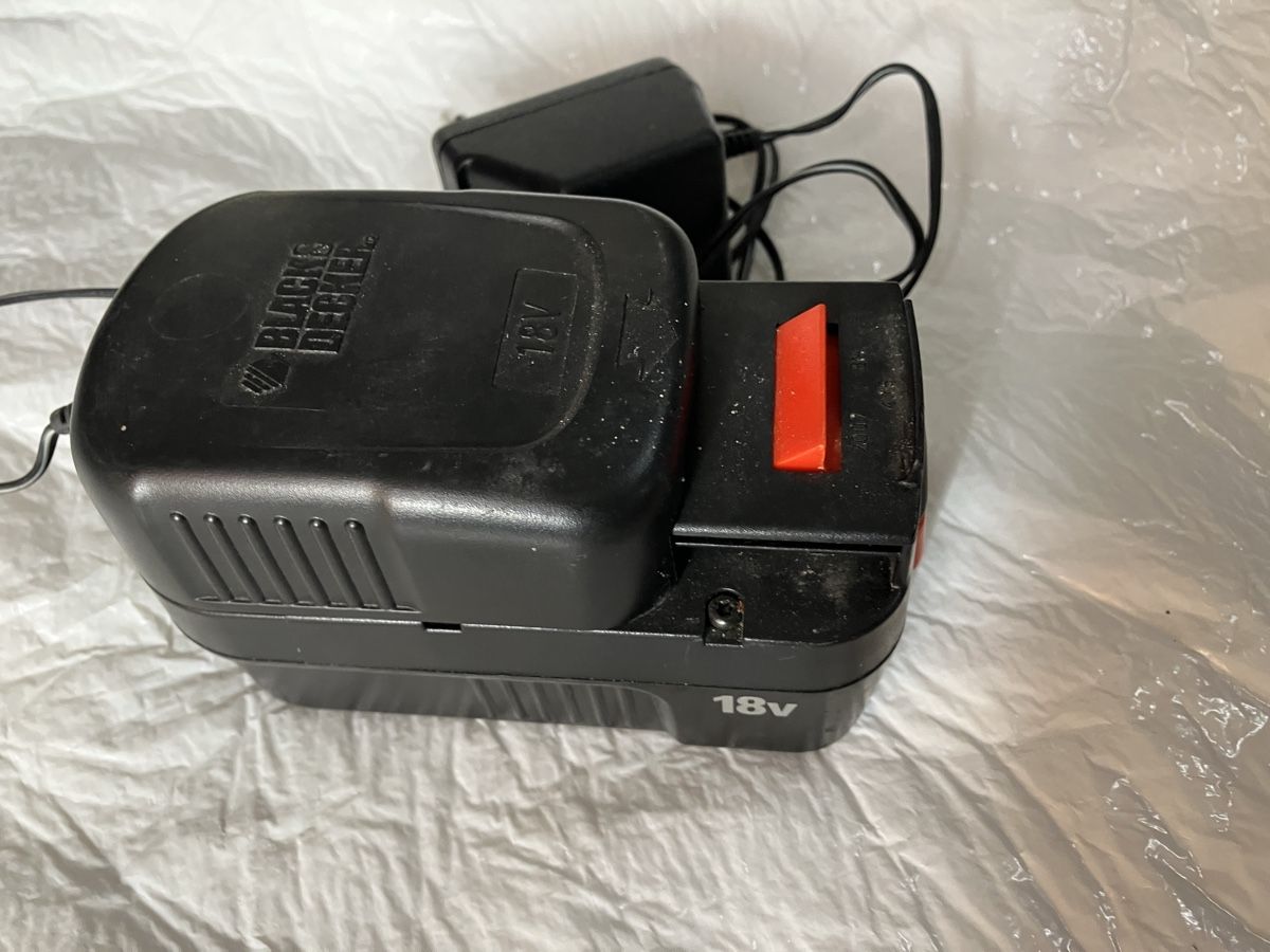 Chargements: Black&Decker Akku und Ladegerät – Défectueux à Schwanden GL par Doctor303 2