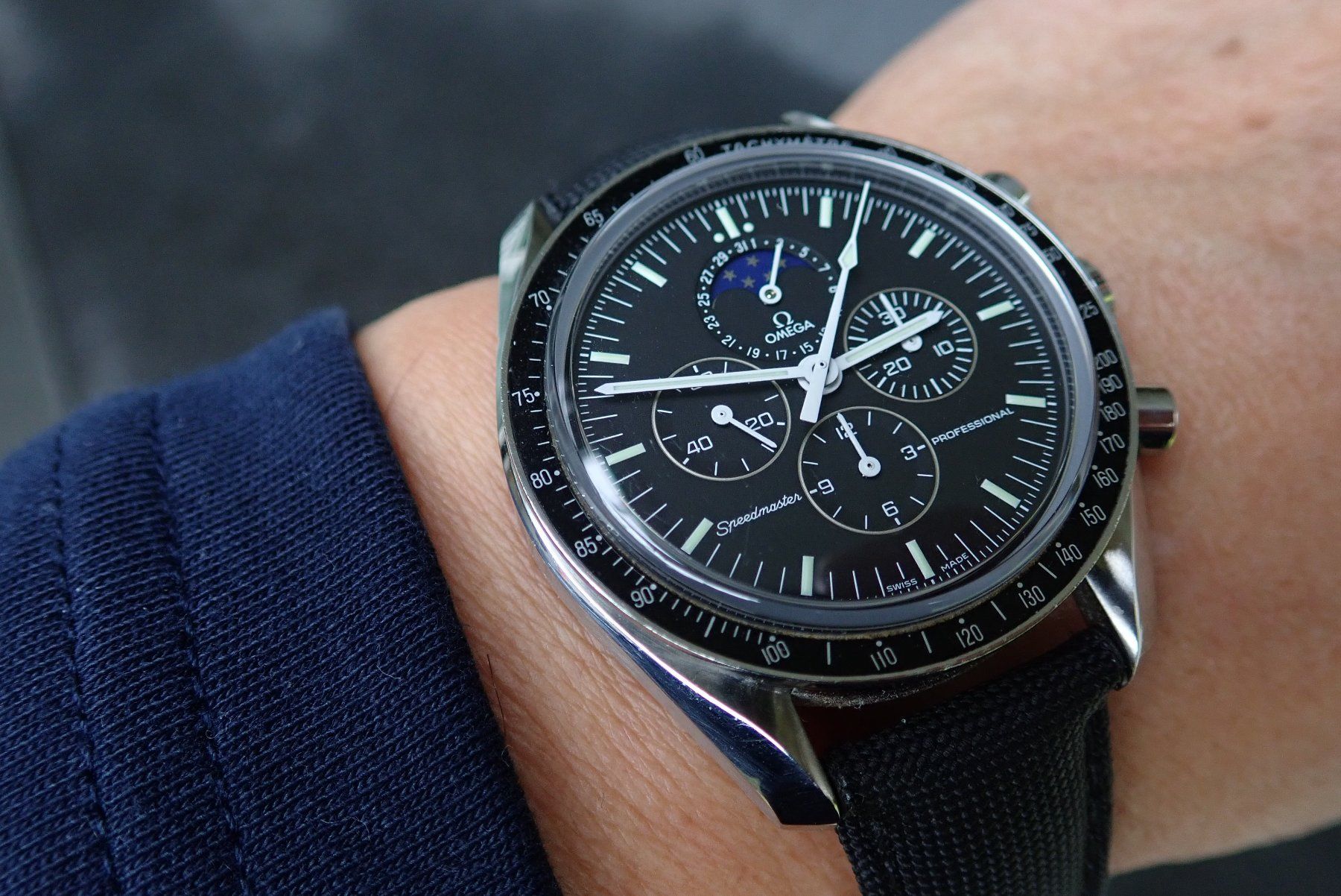 Omega Orologi: OMEGA SPEEDMASTER MOONWATCH CHRONOGRAPH  MOONPHASE HANDAUZUG – Usato da Wohlen AG venduto da kingwatcheshere