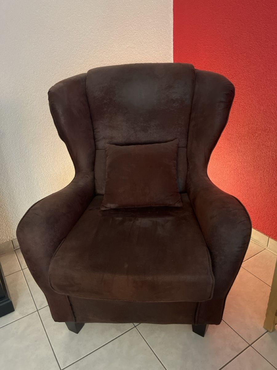 Poltrone: Ohrensessel mit Kissen und Hocker – Usato da Altstätten SG venduto da gam61