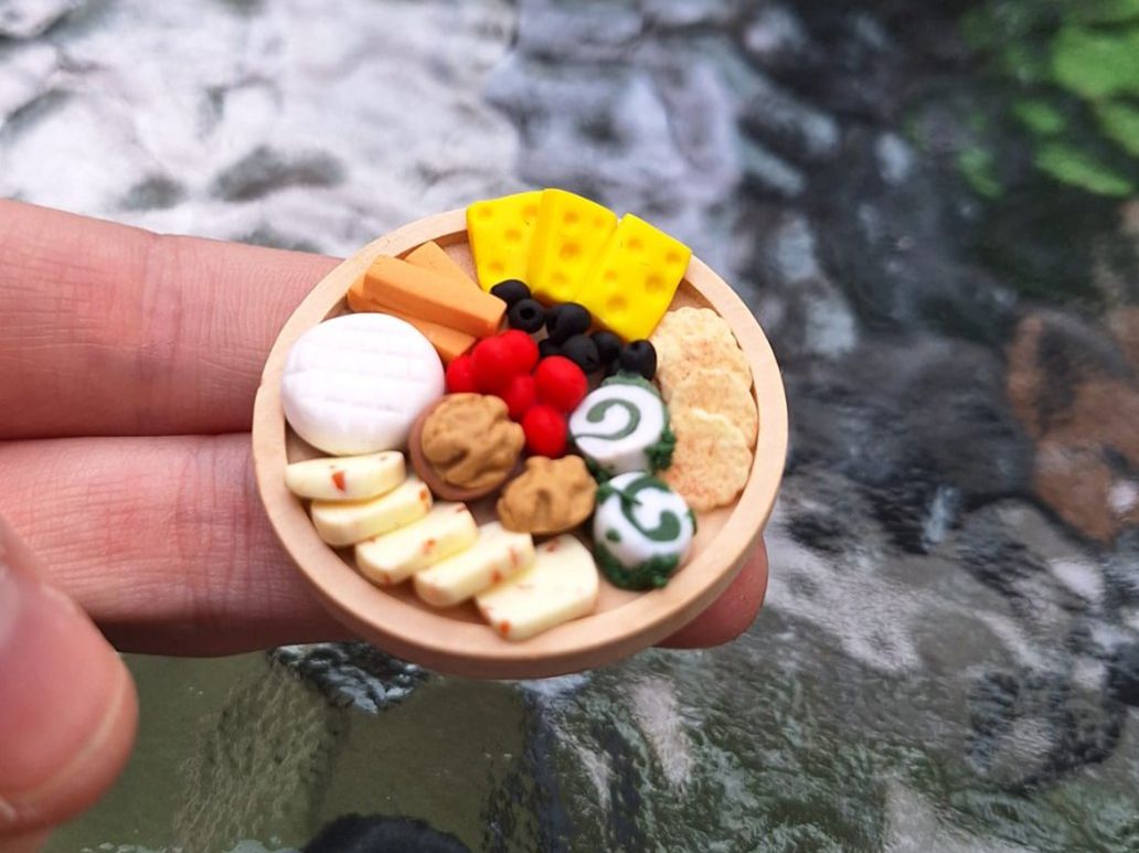 Case e mobili per bambole: Käseplatte 4cm Handgemacht – Nuovo (secondo la descrizione) da Zürich venduto da HandmadeTinyFood 1