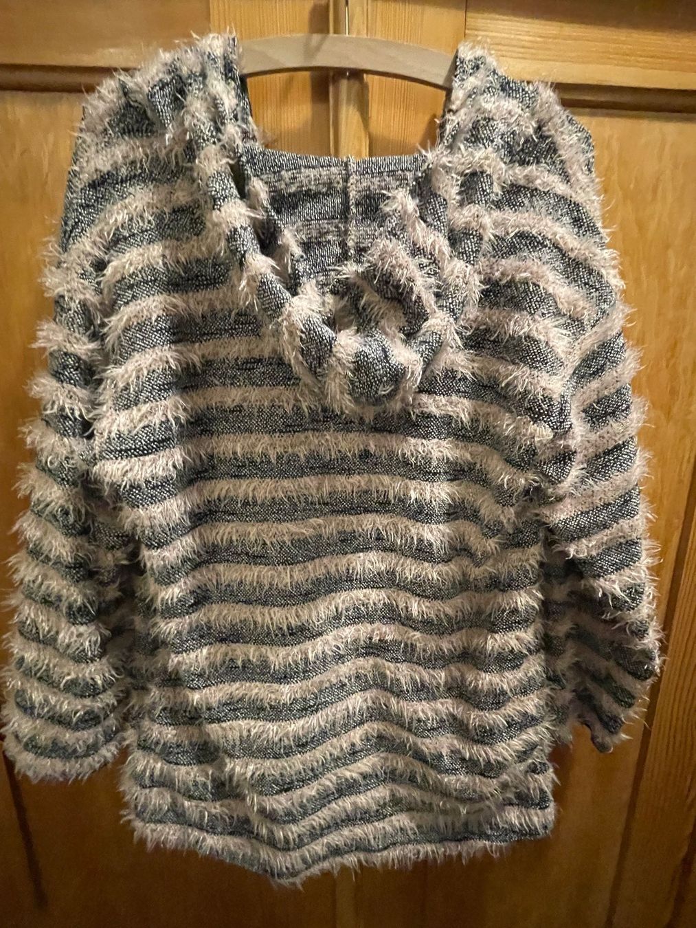 Giacche: Modische, weiche Strickjacke mit Fransen – Usato da Uster venduto da jelk 1