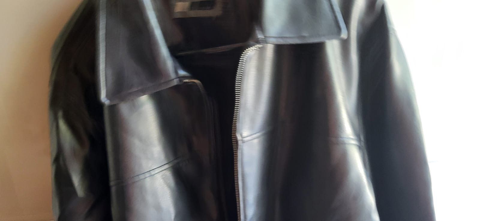Vestes: Diese schwarze Kunstlederjacke – D'occasion à Curio par mia_vb5z 2