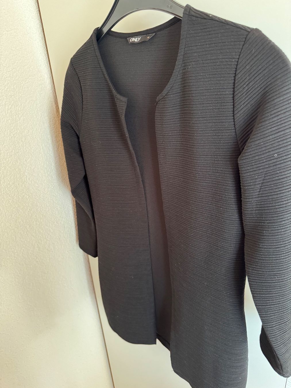 Only Giacche: Schwarze Strickjacke von Only, Gr. XS – Usato da Gommiswald venduto da Aloha.Spirit 1